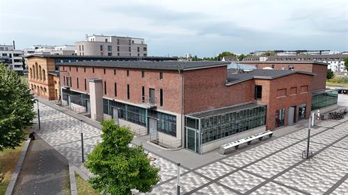 Der Erinnerungsort Alter Schlachthof in der ehemaligen Viehhalle auf dem Gelände der Hochschule Düsseldorf in Düsseldorf Derendorf